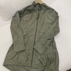 Excellent Condition! Athleta Sage Green Lightweight Anorak